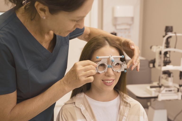 Foto de Consulta de Oftalmologia: óculos e preparação de cirurgia de catarata